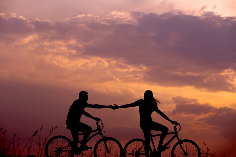 pareja montando en bici