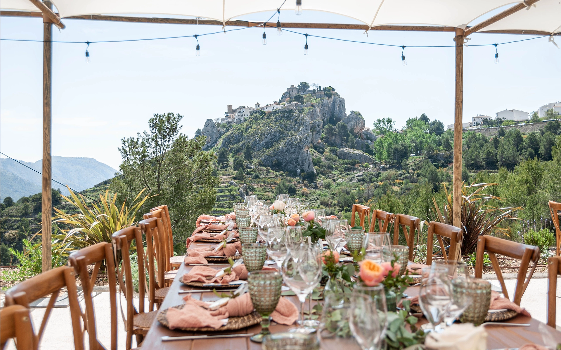 Decoración de una ceremonia en un rincón de VIVOOD con vistas a la naturaleza