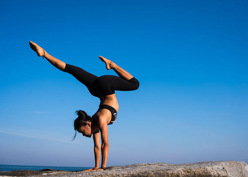 yoga al aire libre postura de yoga