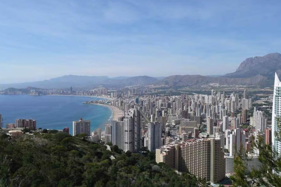 Vista panorámica de los rascacielos y playas de Benidorm