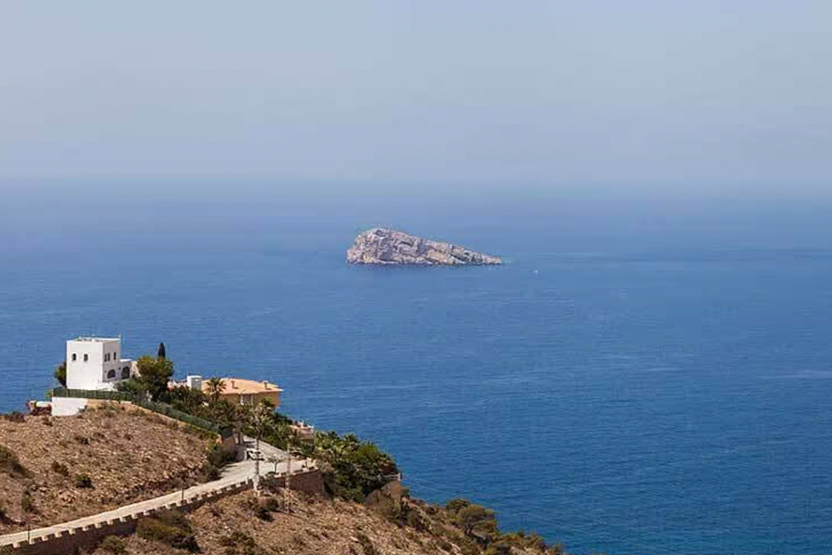 Isla de Benidorm rodeada por aguas cristalinas
