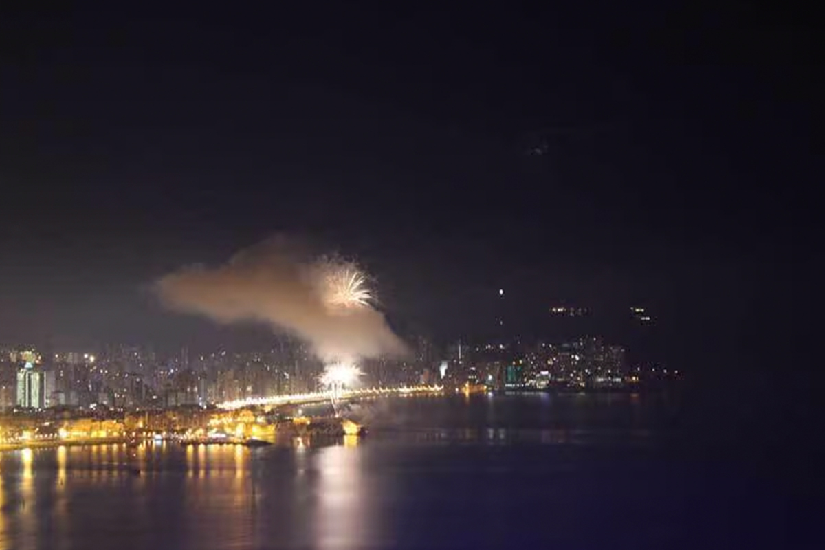 Vistas desde la Cruz de Benidorm con fuegos artificiales
