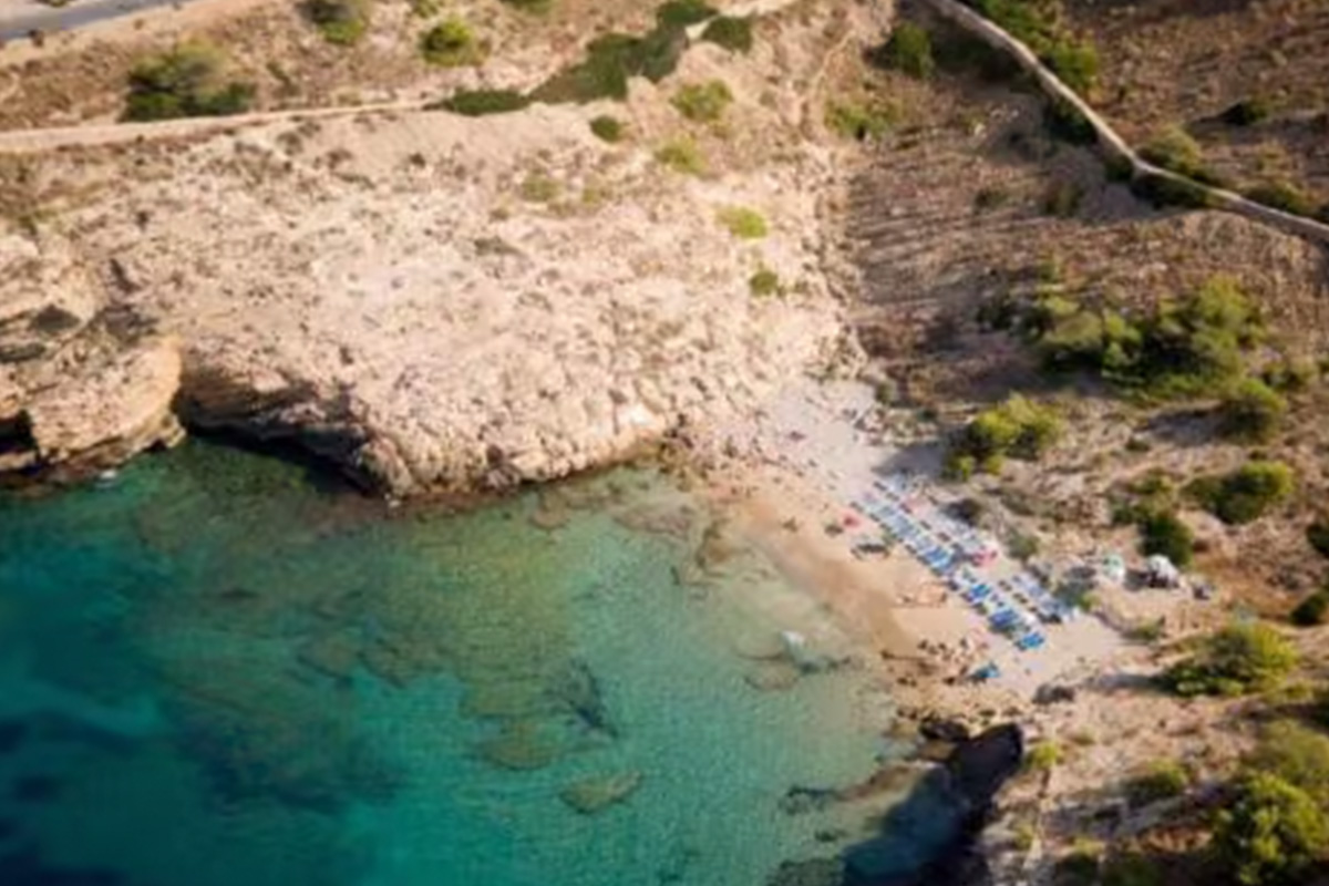 Cala tranquila de Benidorm con agua turquesa y entorno natural
