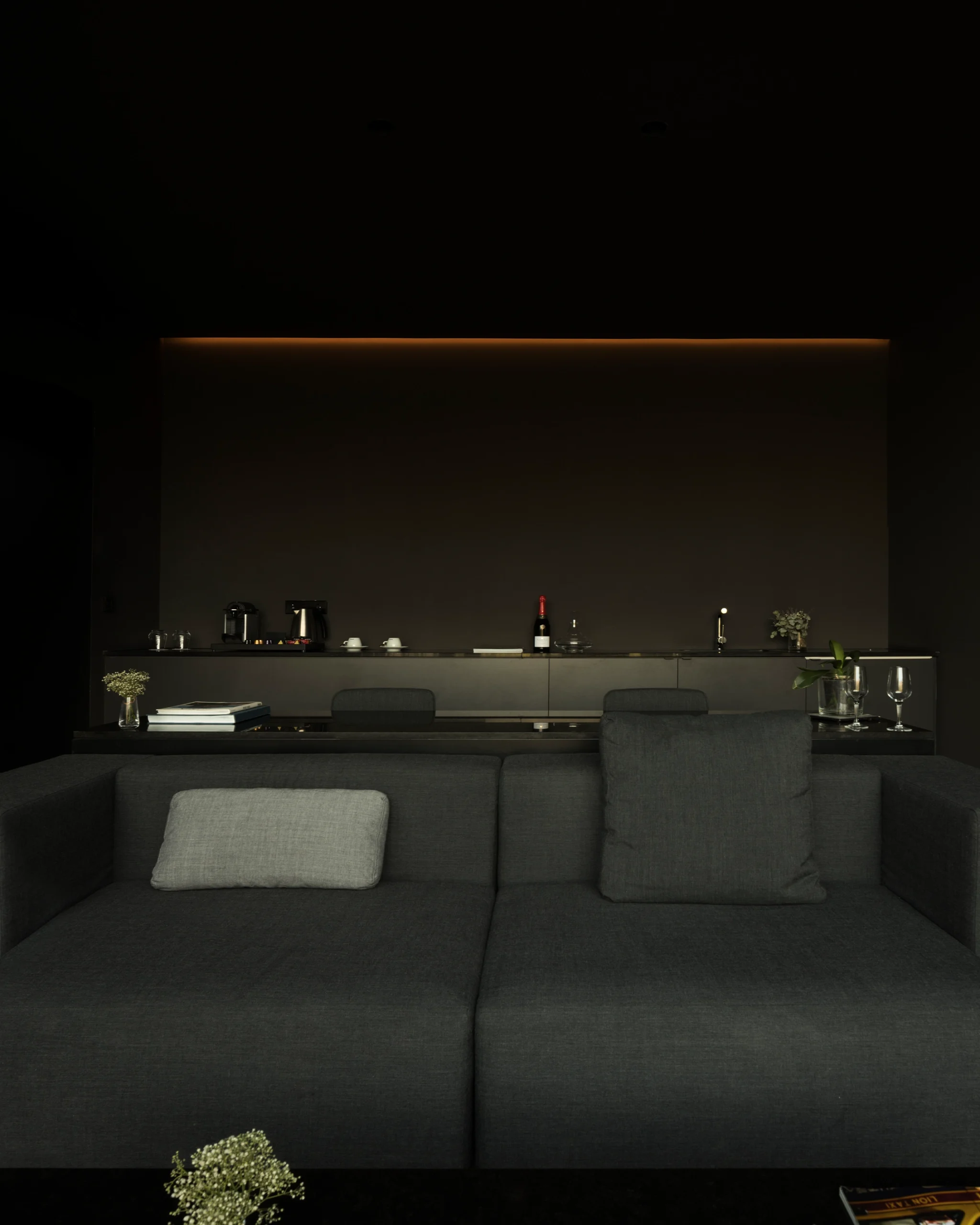 Interior de villa premium con cocina equipada, sofá y ambiente acogedor en hotel boutique de lujo en Alicante.