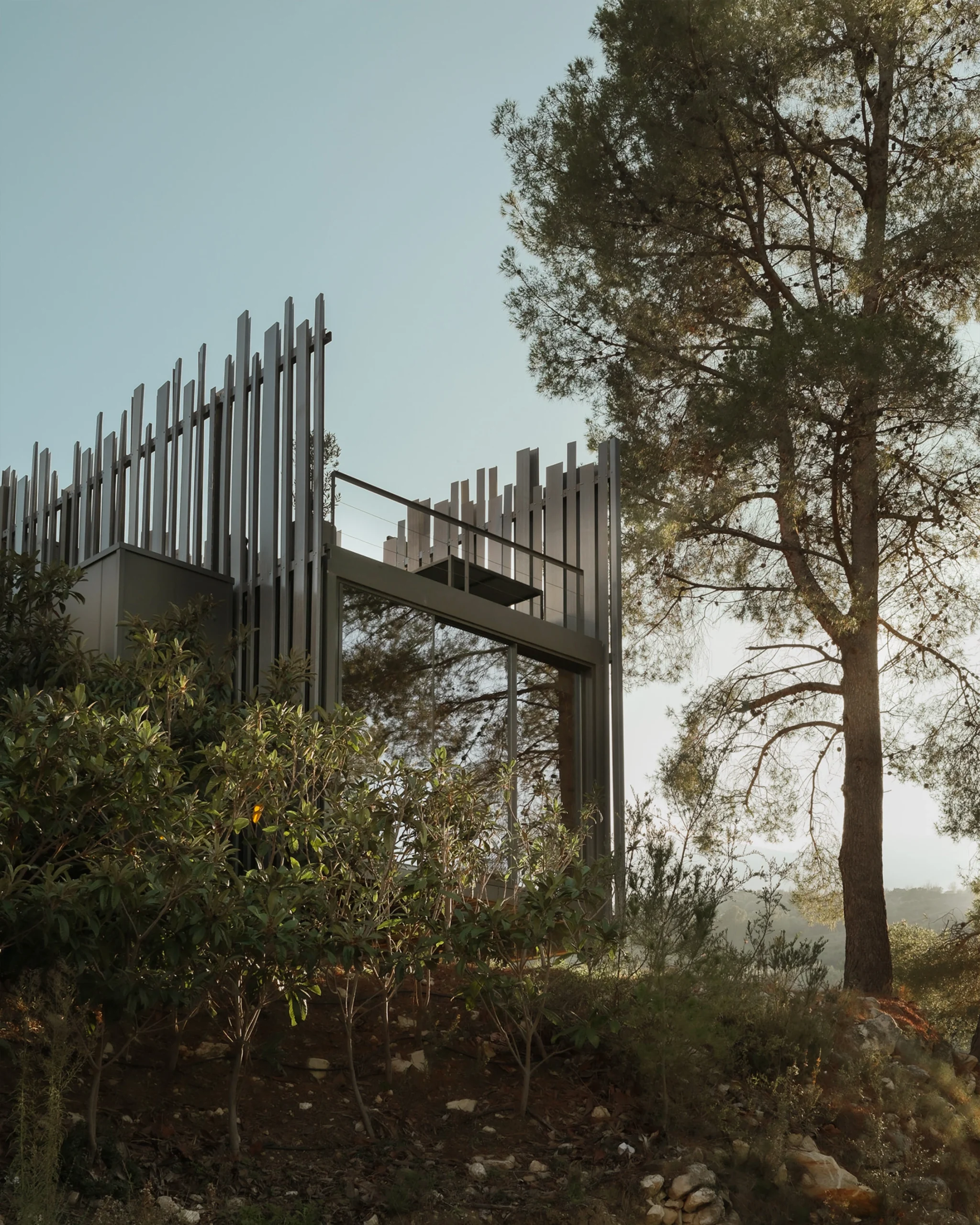 Arquitectura sostenible de villa premium rodeada de naturaleza en la Sierra de Alicante.