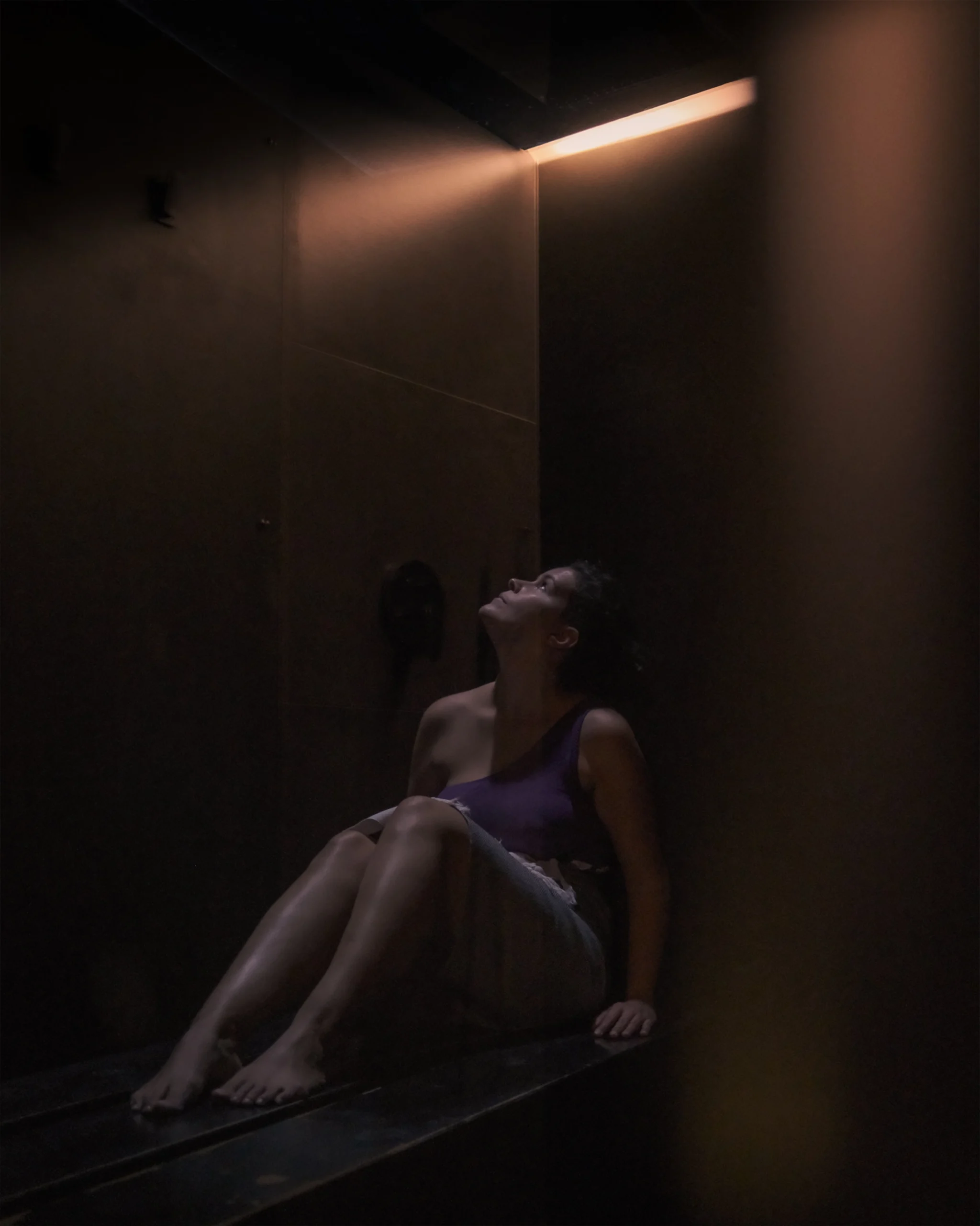 Una persona relajándose en silencio en el interior de una sauna de diseño en Alicante