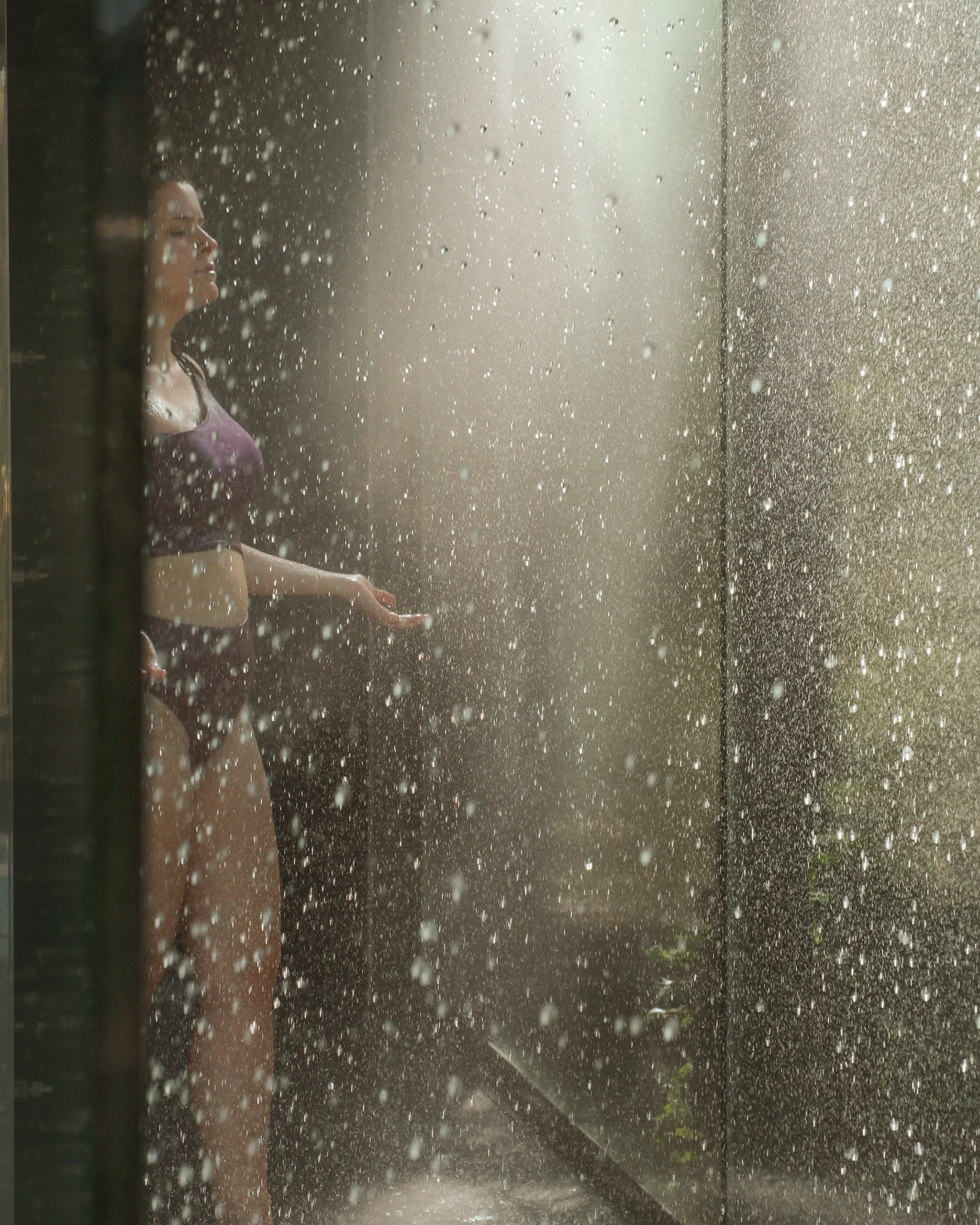 Mujer disfrutando de una ducha sensorial en el spa de un hotel boutique en Alicante