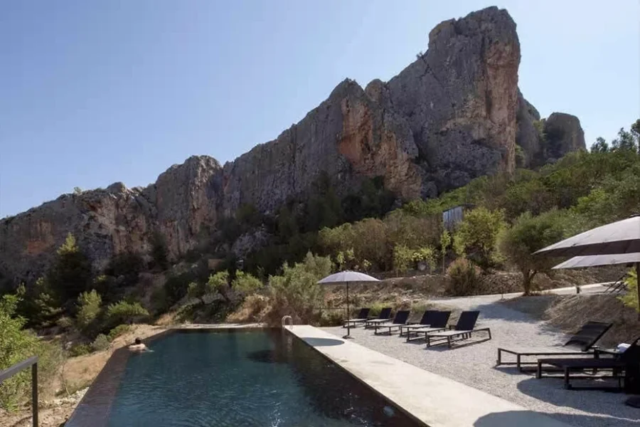 Vistas de la piscina infinity de VIVOOD con las montañas como escenario