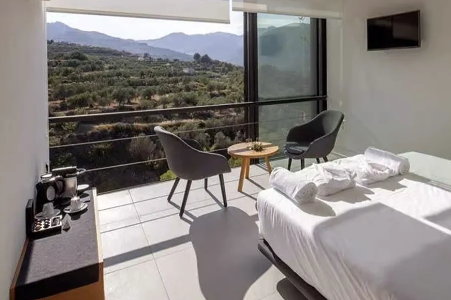 Vistas desde una de las habitaciones de VIVOOD con vistas a la montaña