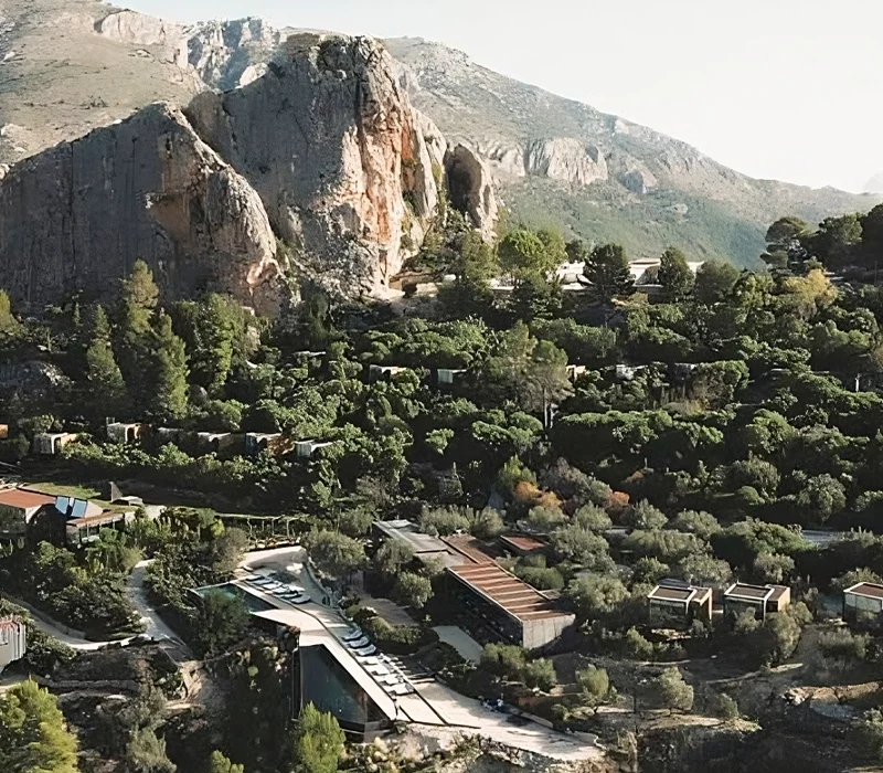 Vista panorámica de VIVOOD en plena naturaleza, con instalaciones rodeadas de montañas para bodas boutique y eventos corporativos en Alicante