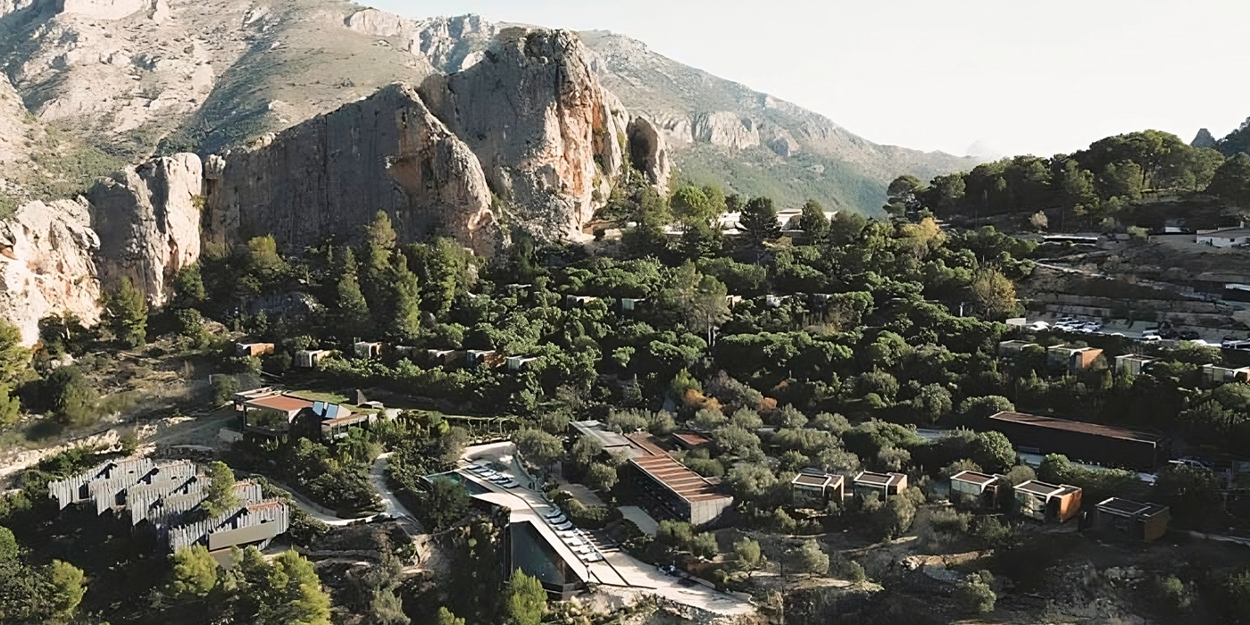 Vista panorámica de VIVOOD en plena naturaleza, con instalaciones rodeadas de montañas para bodas boutique y eventos corporativos en Alicante