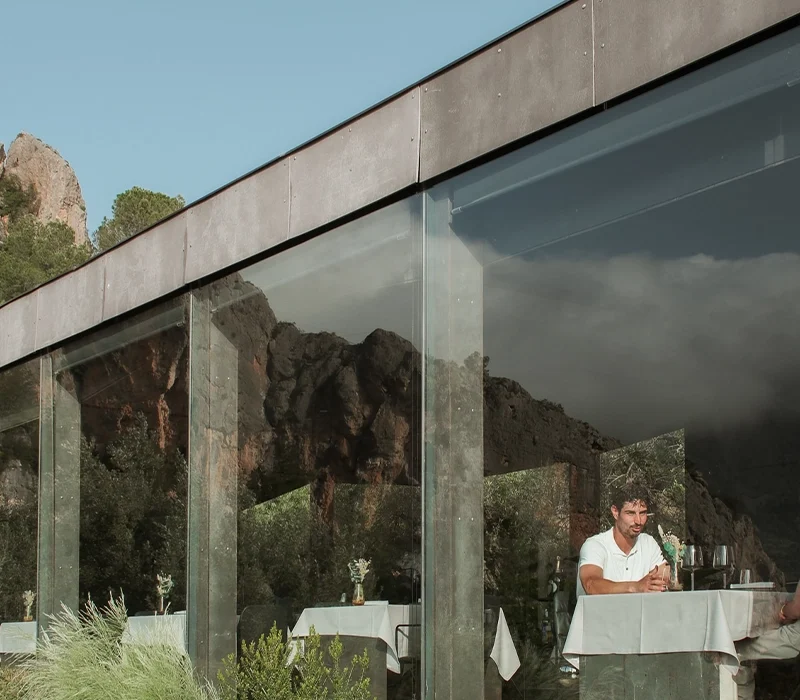 Pareja disfrutando de una comida rodeada de naturaleza en el restaurante panorámico de VIVOOD.