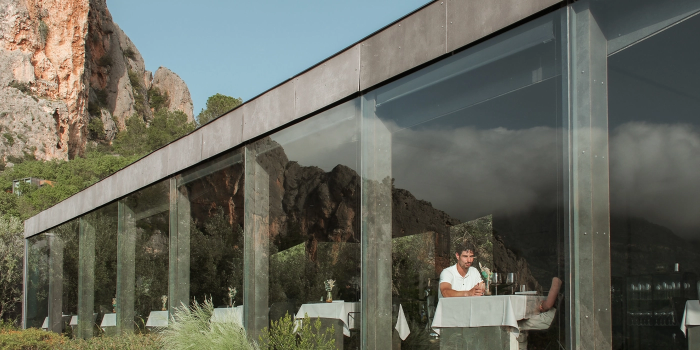 Pareja disfrutando de una comida rodeada de naturaleza en el restaurante panorámico de VIVOOD.