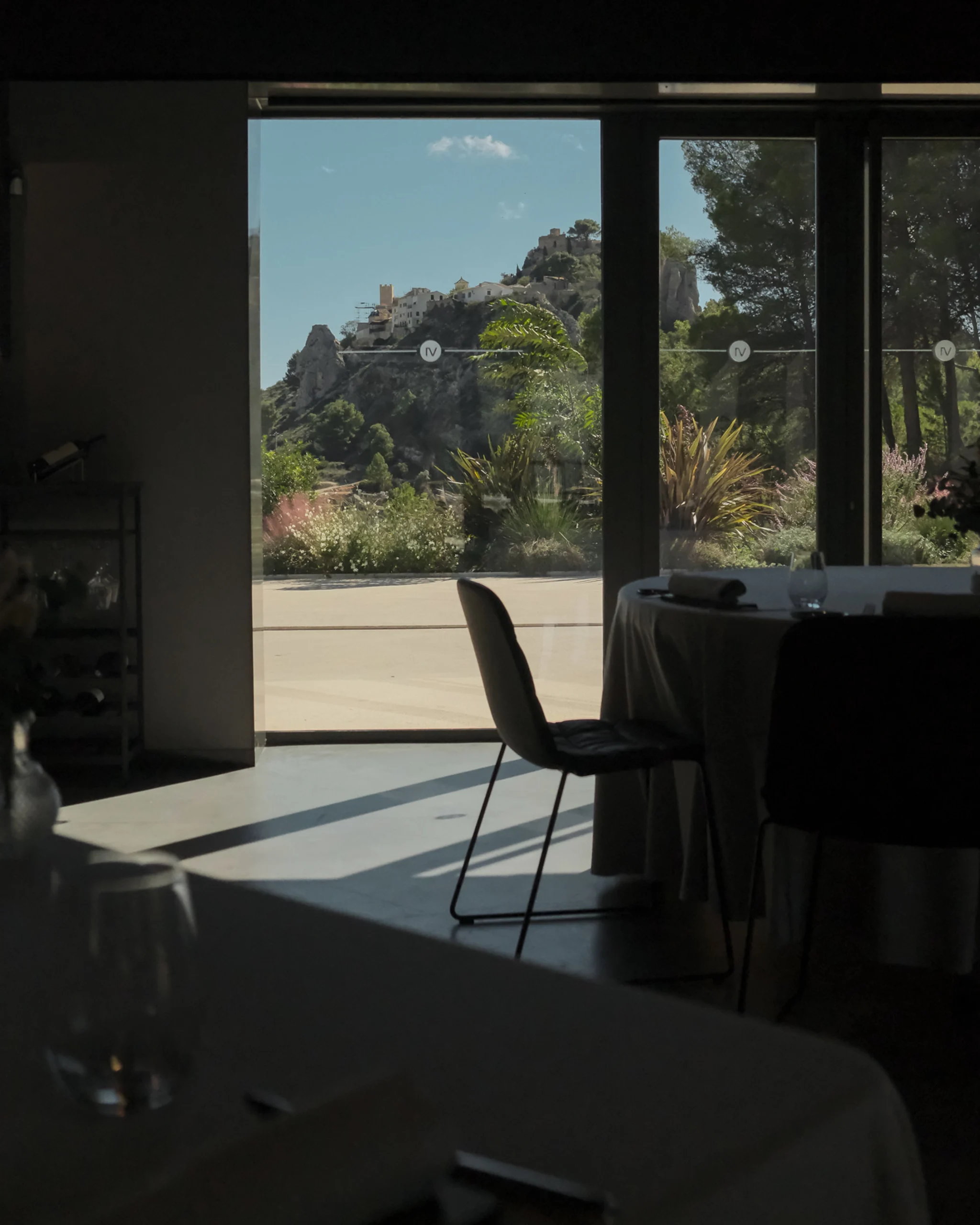 Vista panorámica al castillo de Guadalest desde el interior del restaurante ConTemple en VIVOOD.