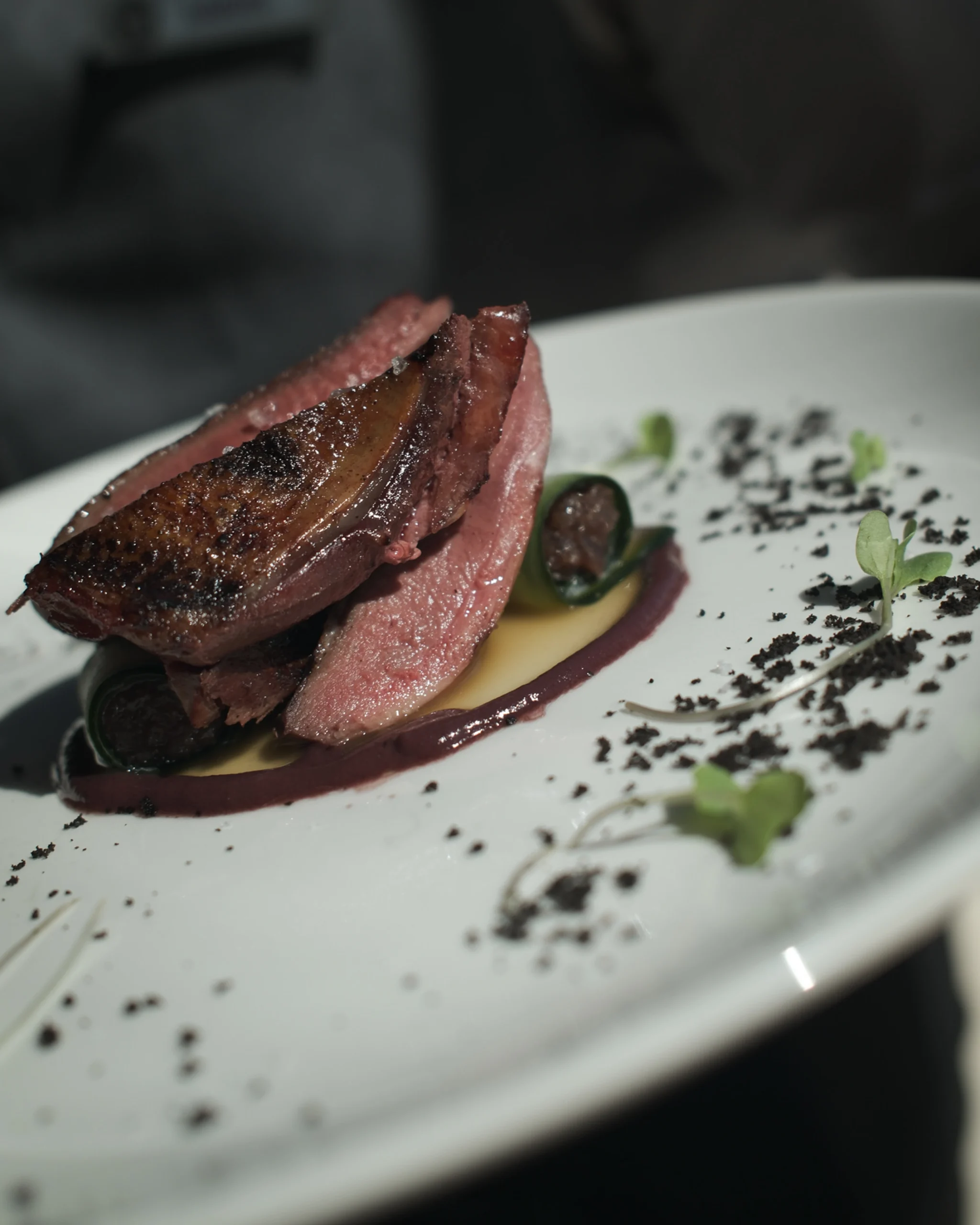 Plato de alta cocina con carne y cítricos, parte del menú degustación del restaurante de VIVOOD.