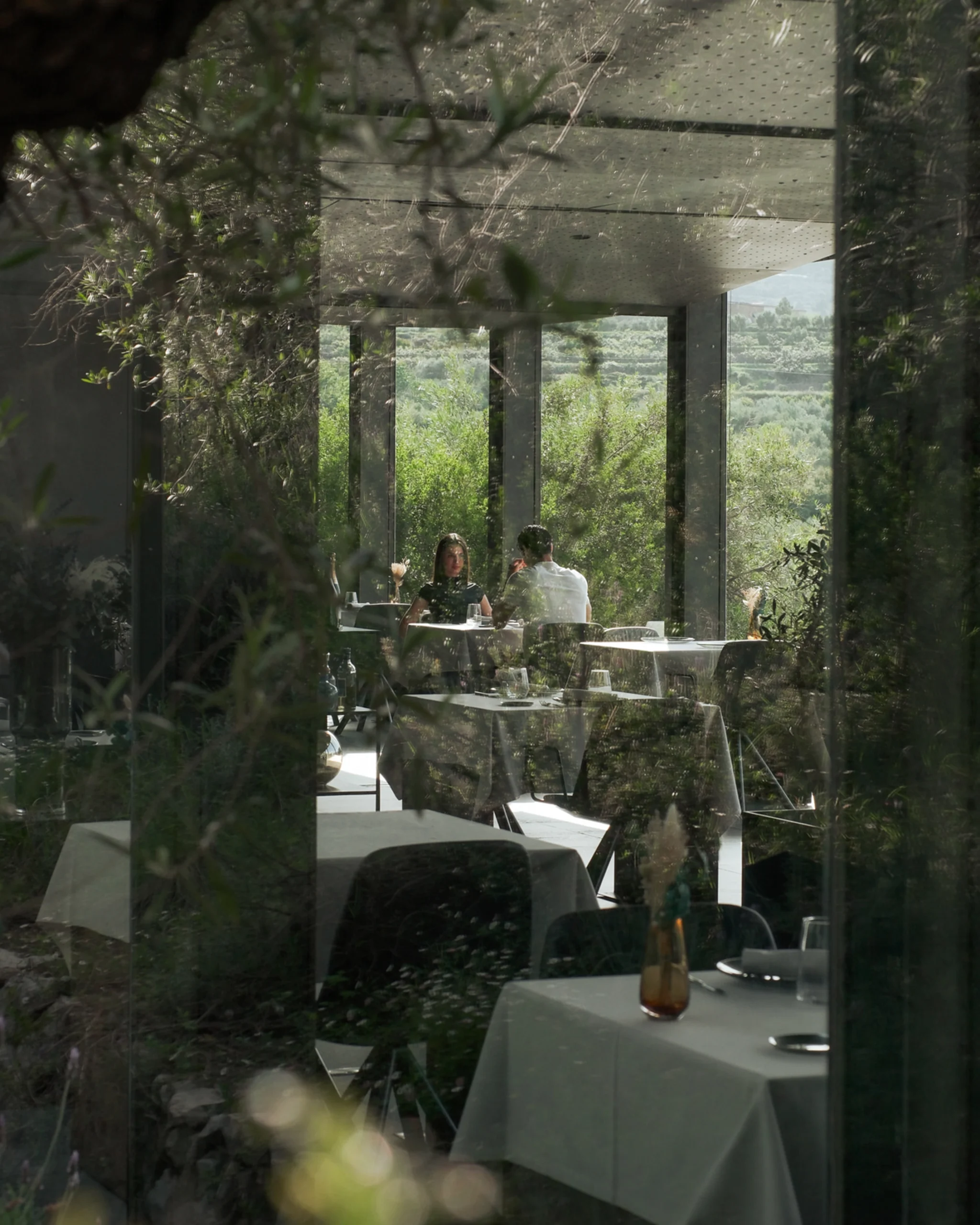 Pareja disfrutando de una comida rodeada de naturaleza en el restaurante panorámico de VIVOOD.