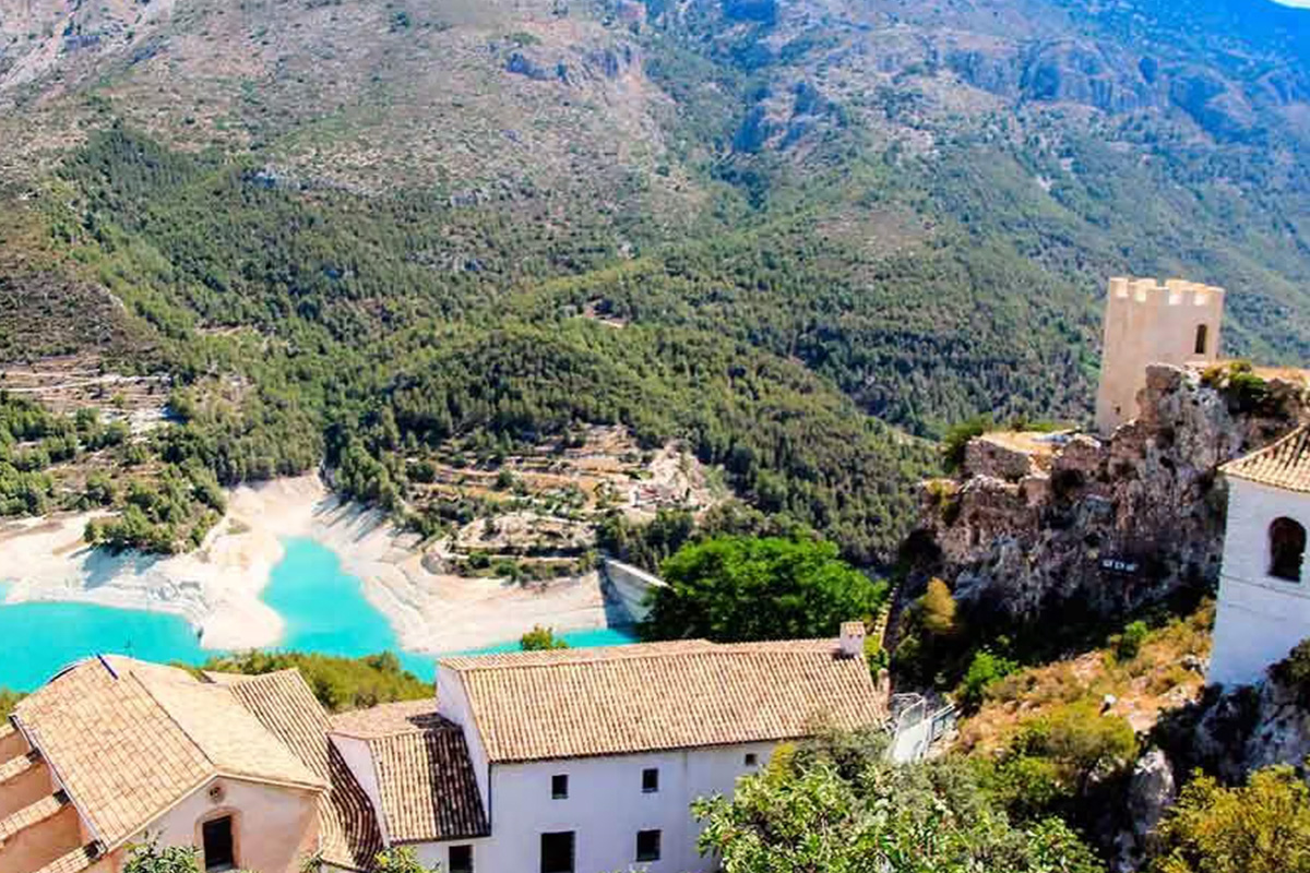 Pueblo de Guadalest entre montañas, uno de los destinos más bonitos de Alicante.