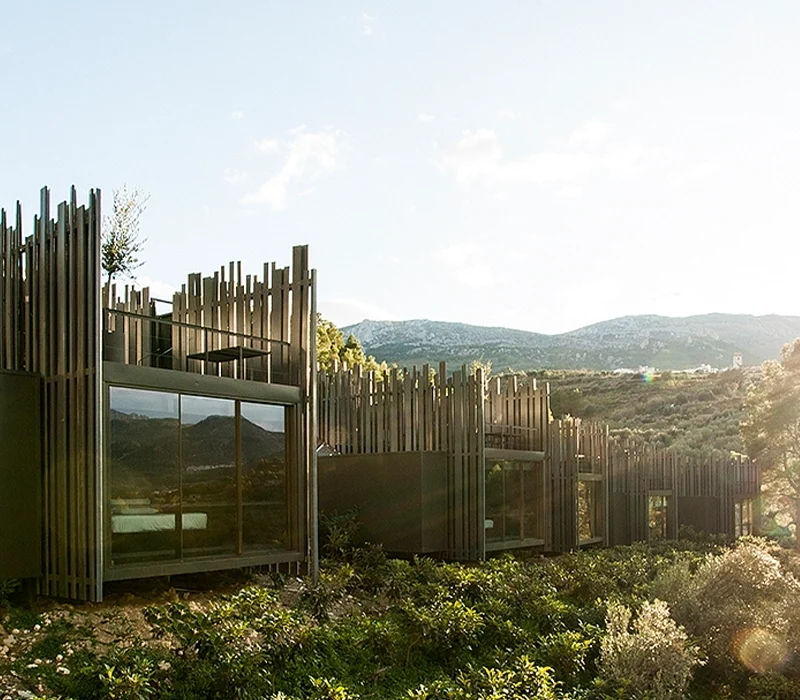 Arquitectura sostenible de VIVOOD integrada en la montaña de Alicante