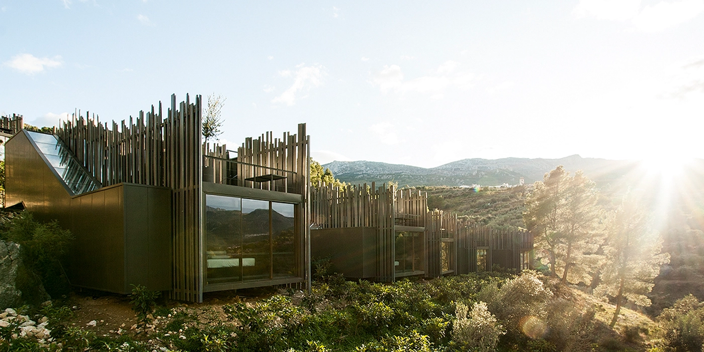 Arquitectura sostenible de VIVOOD integrada en la montaña de Alicante
