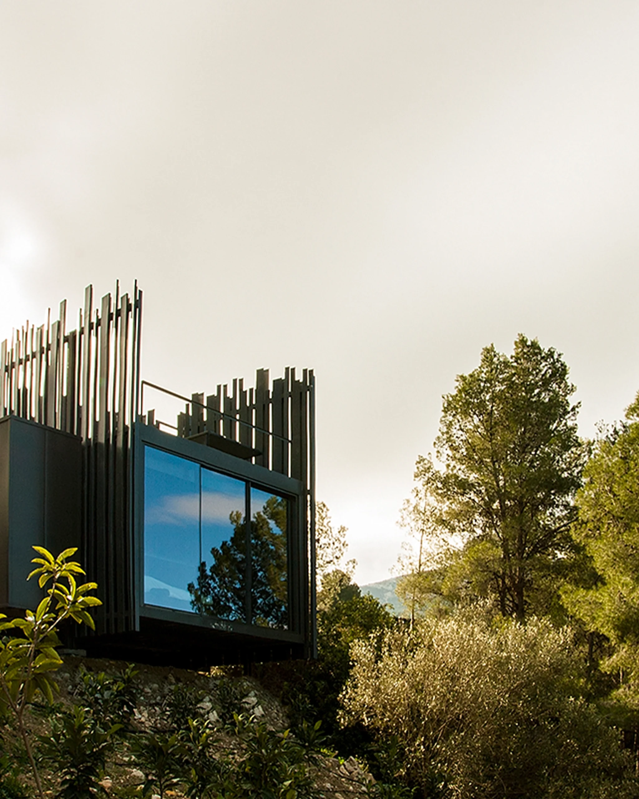 Suite con fachada moderna y celosías verticales en VIVOOD