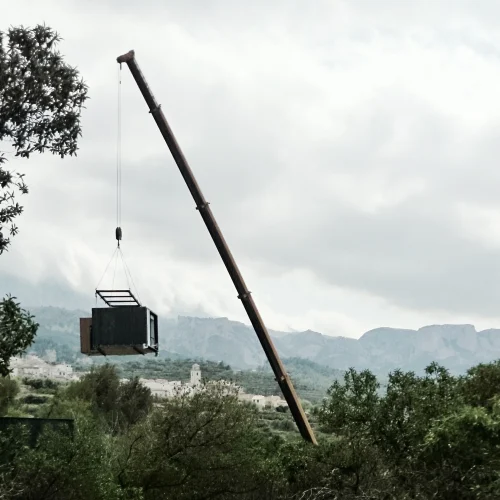 Módulo suspendido en el aire sobre el valle de Guadalest