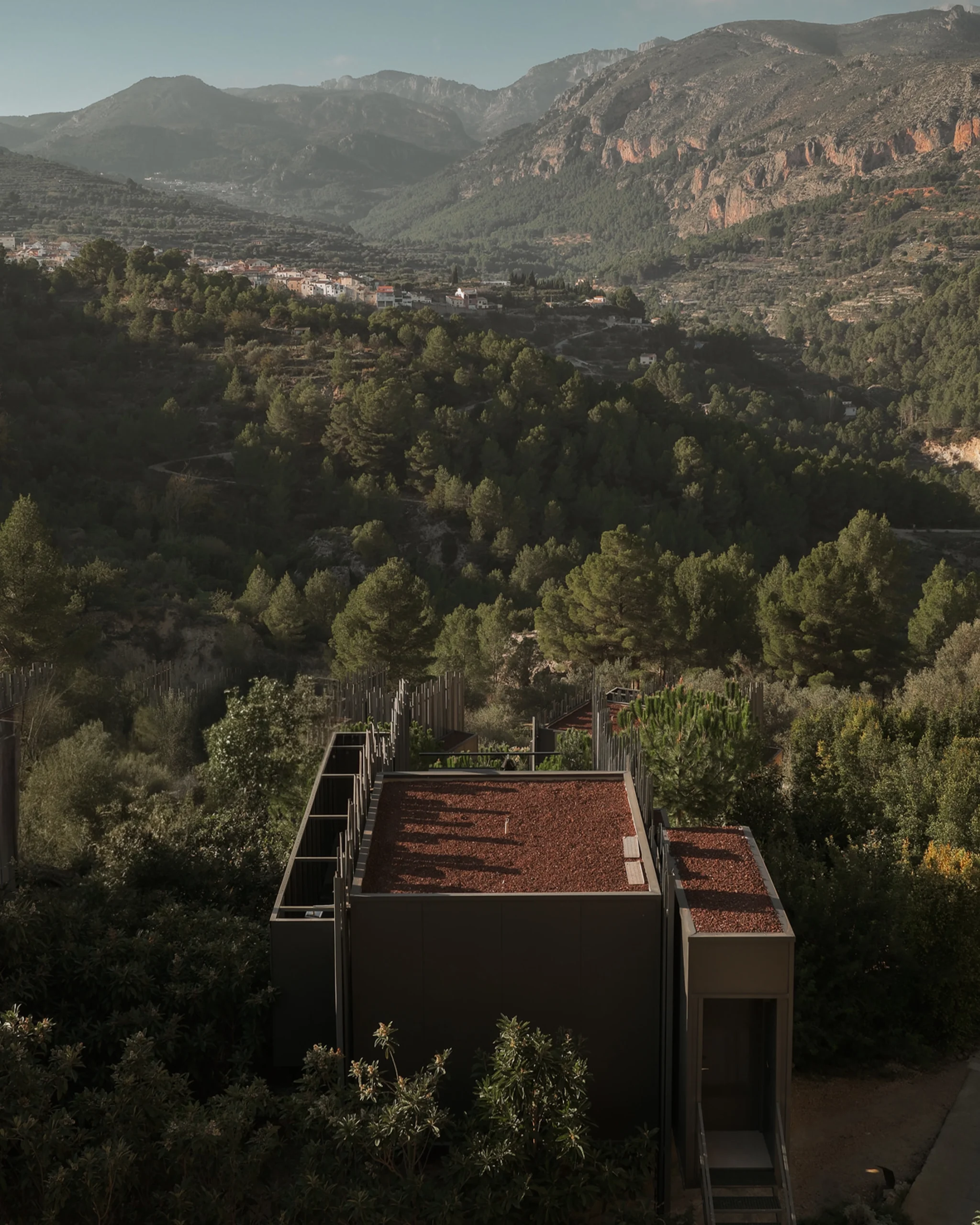Suite integrada en la montaña con cubierta vegetal en VIVOOD
