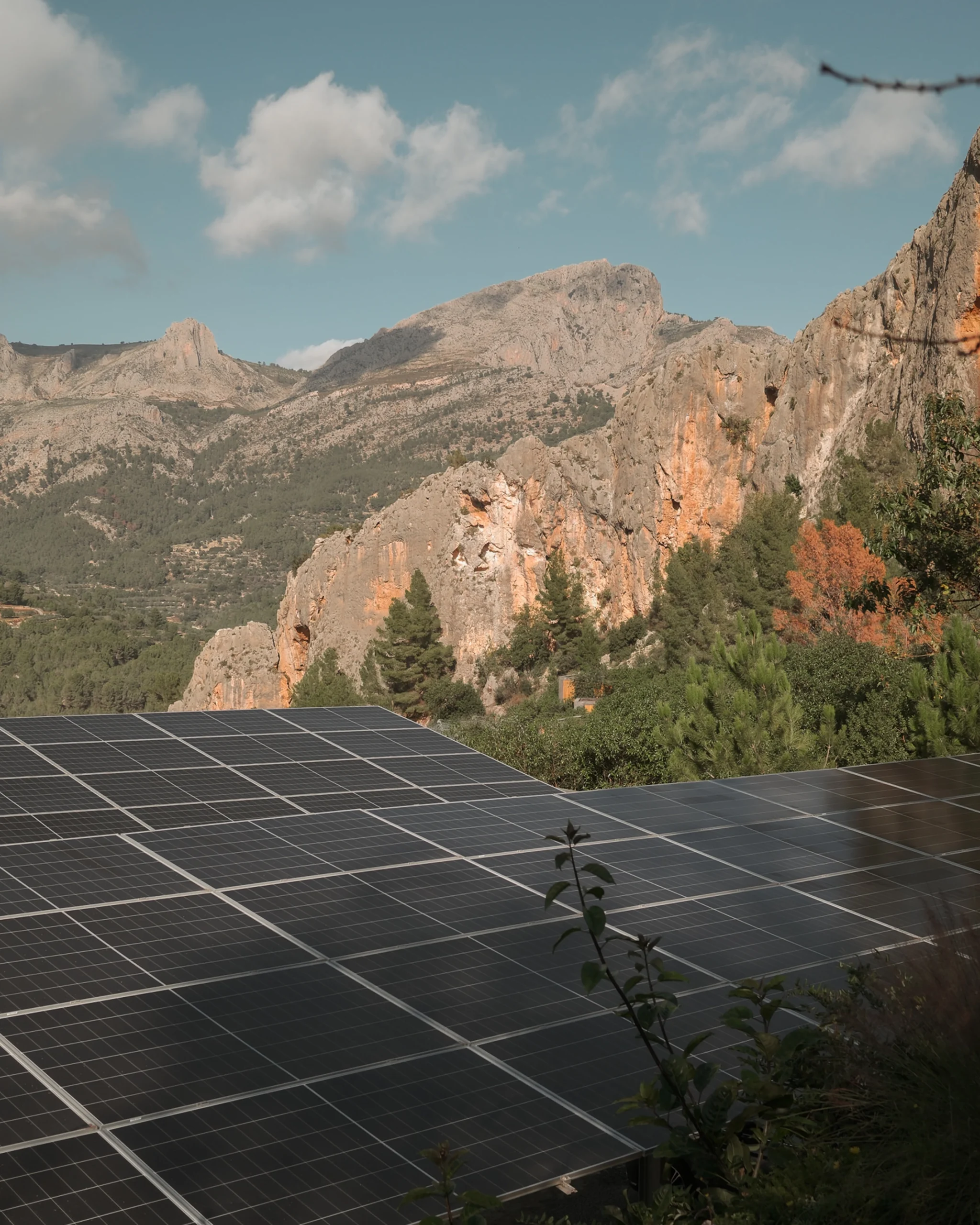 Instalación de paneles solares en el hotel VIVOOD en plena naturaleza