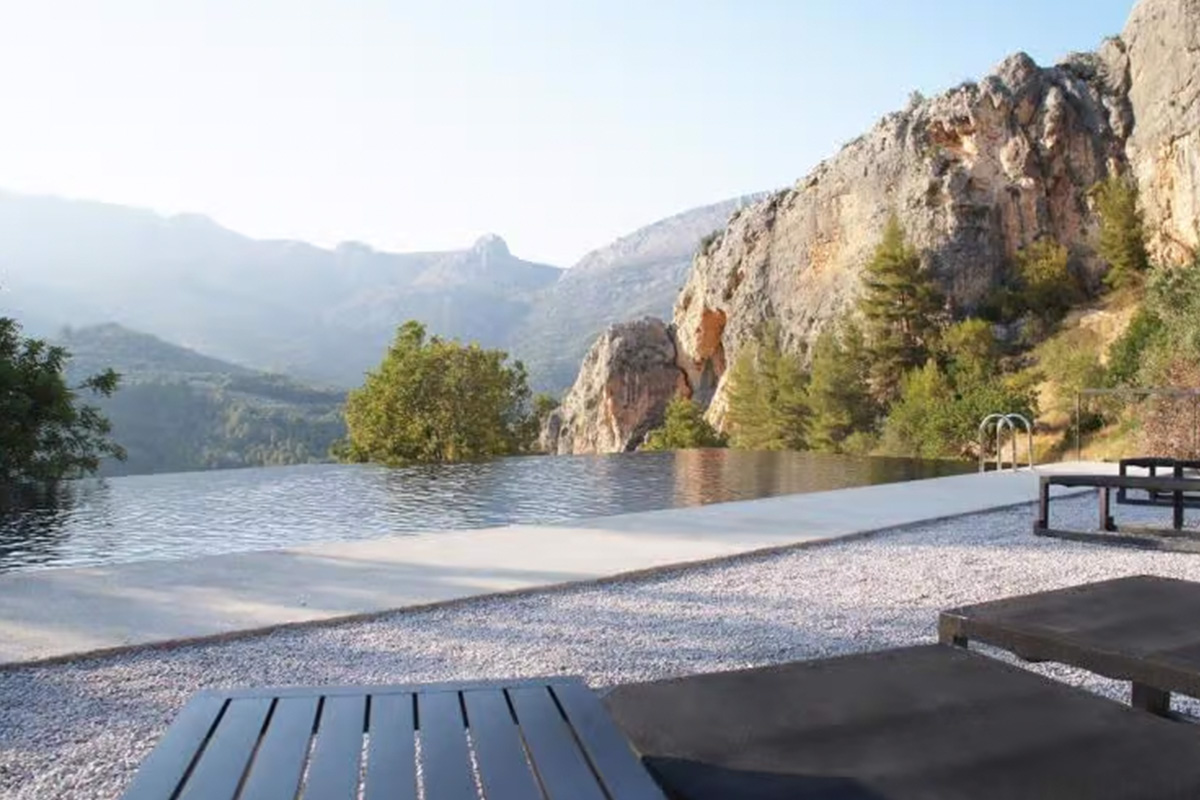 Piscina infinity con vistas al valle en VIVOOD, hotel con encanto en plena naturaleza