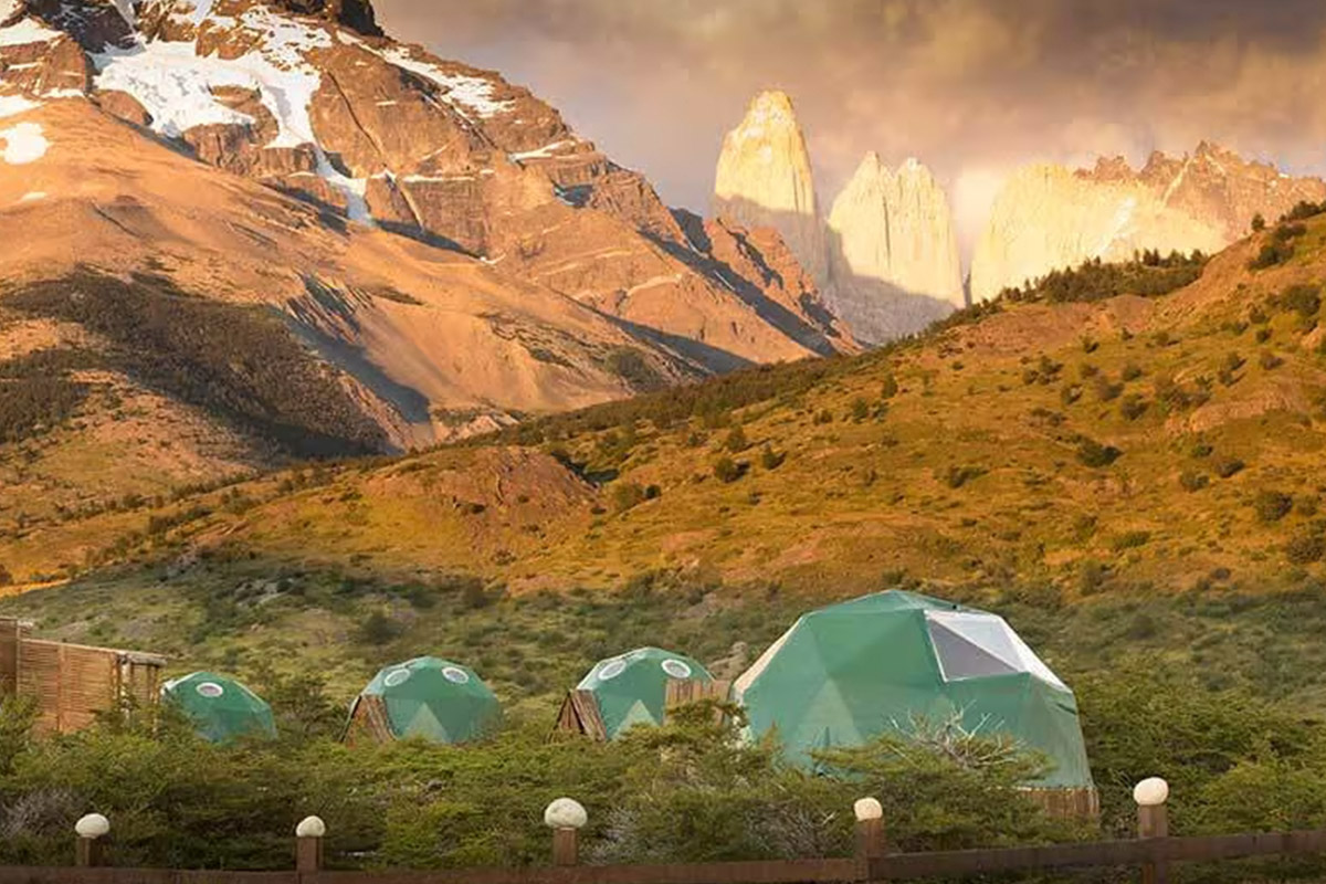 Eco camp con vistas panorámicas para una experiencia sostenible