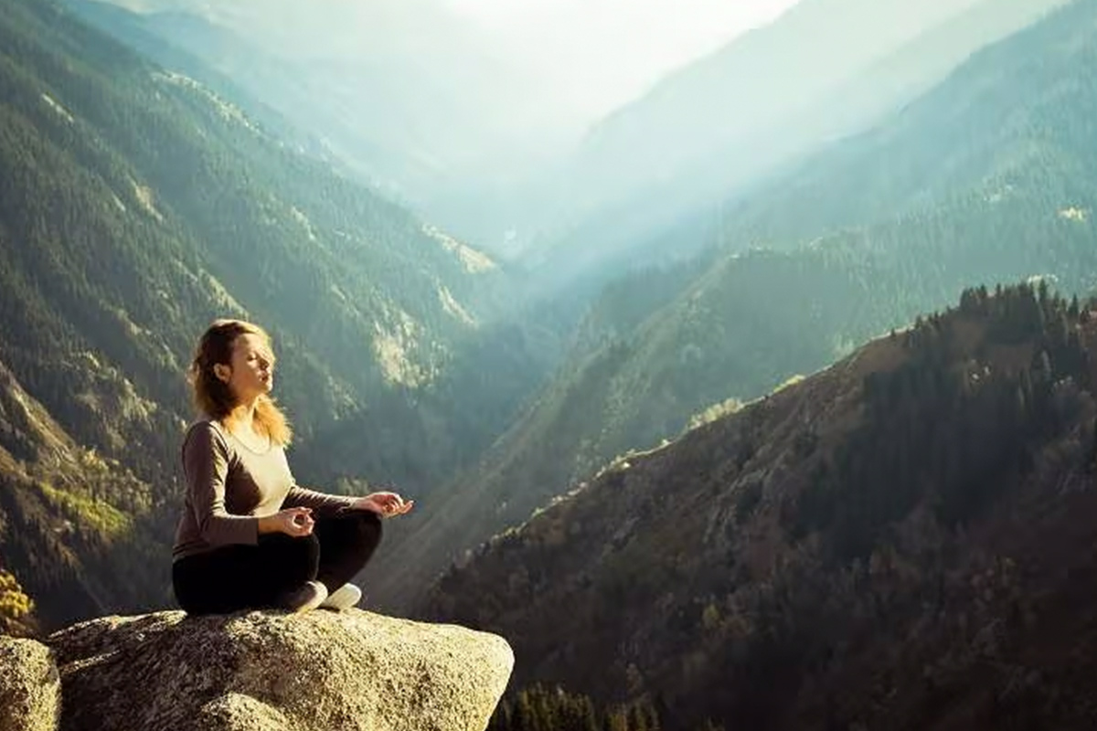 Mujer disfrutando de un momento de relax en un hotel de montaña en Alicante.