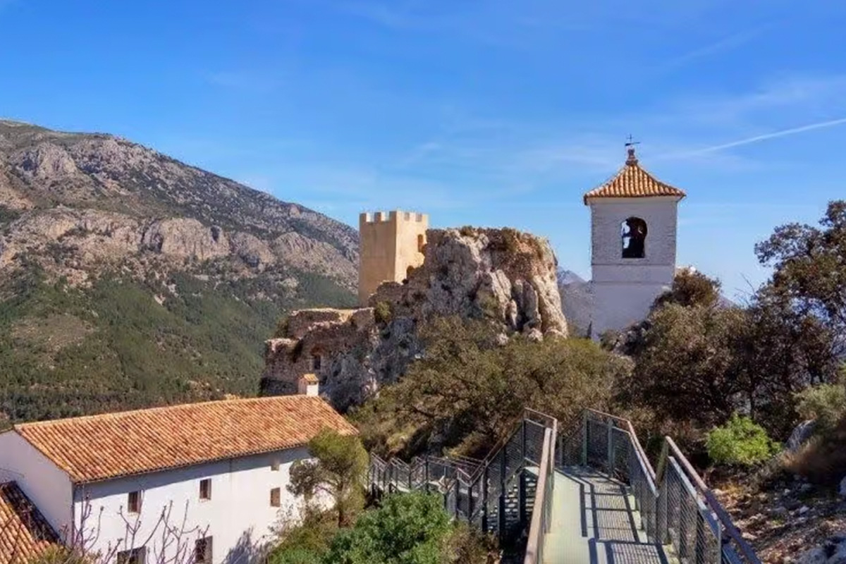 Vista panorámica de Guadalest, uno de los pueblos con más encanto de Alicante