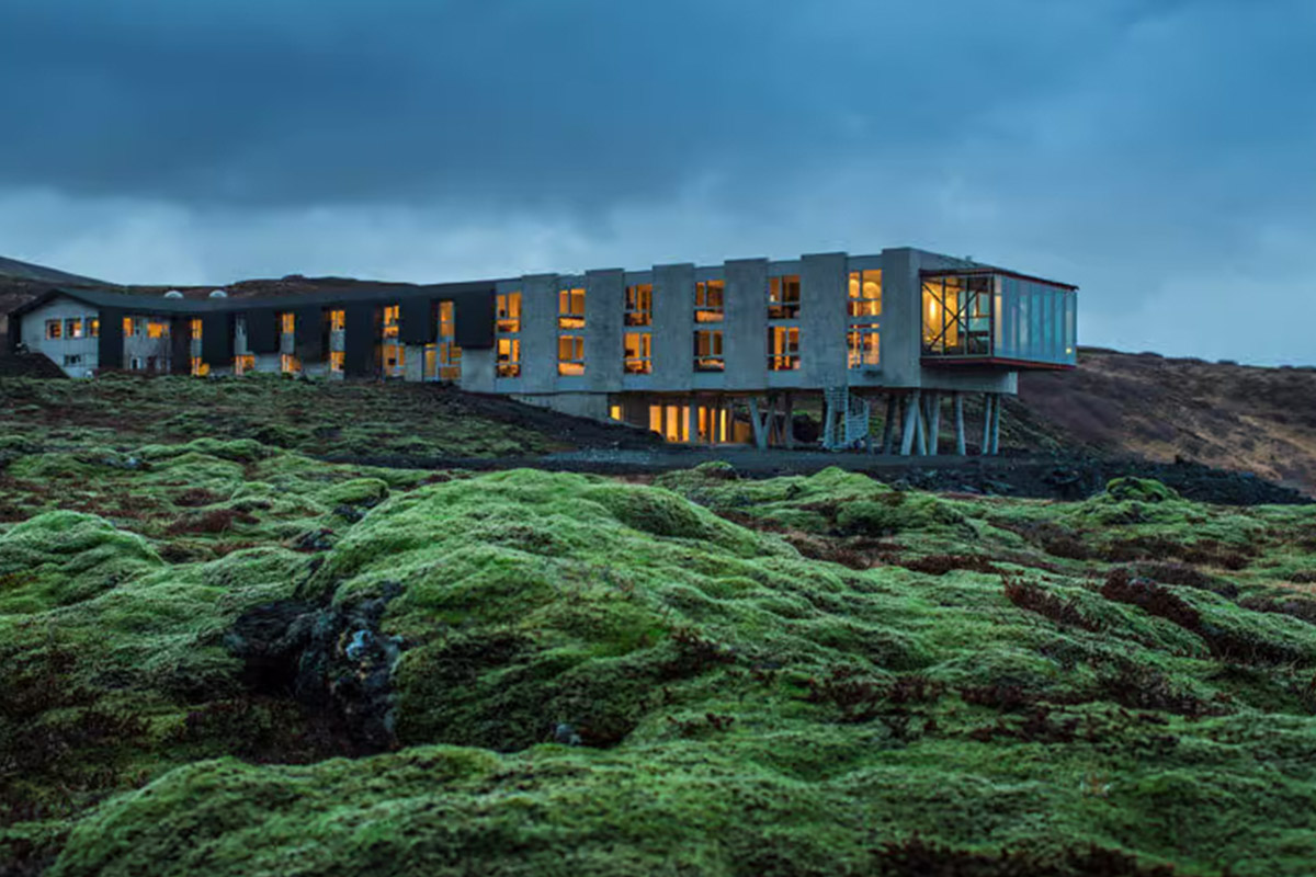 Hotel de lujo en un paisaje volcánico con diseño minimalista