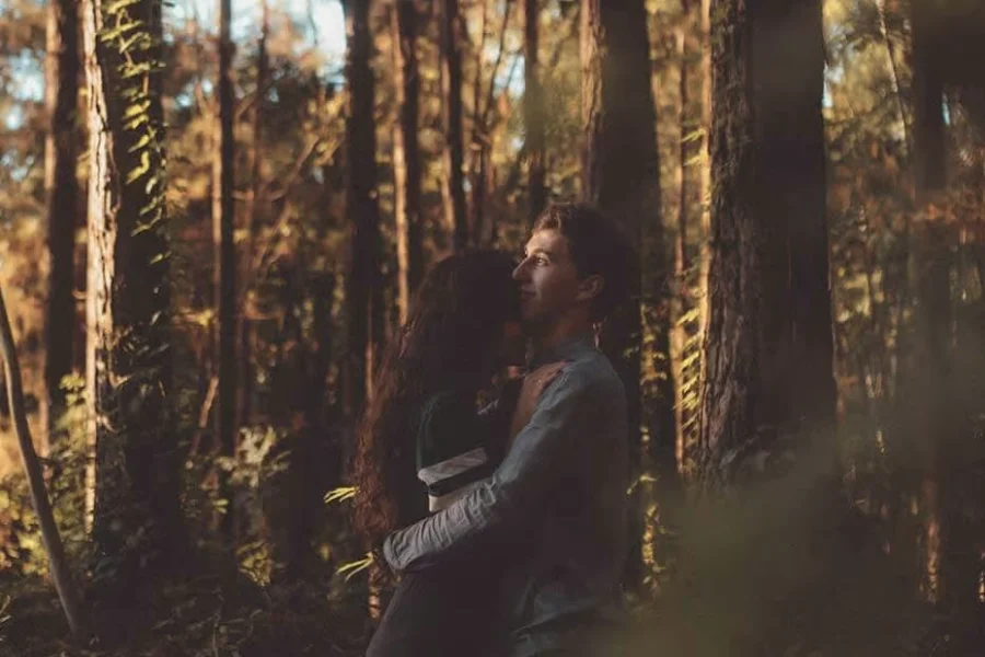 Pareja dando un paseo por el bosque, un plan romántico en VIVOOD