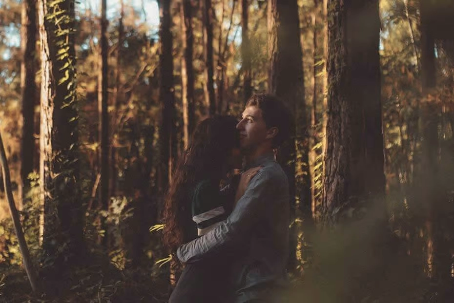 Pareja dando un paseo por el bosque, un plan romántico en VIVOOD