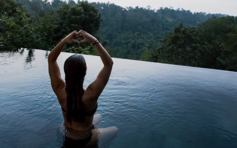 Momentos de relax en la piscina infinita con vistas a la naturaleza