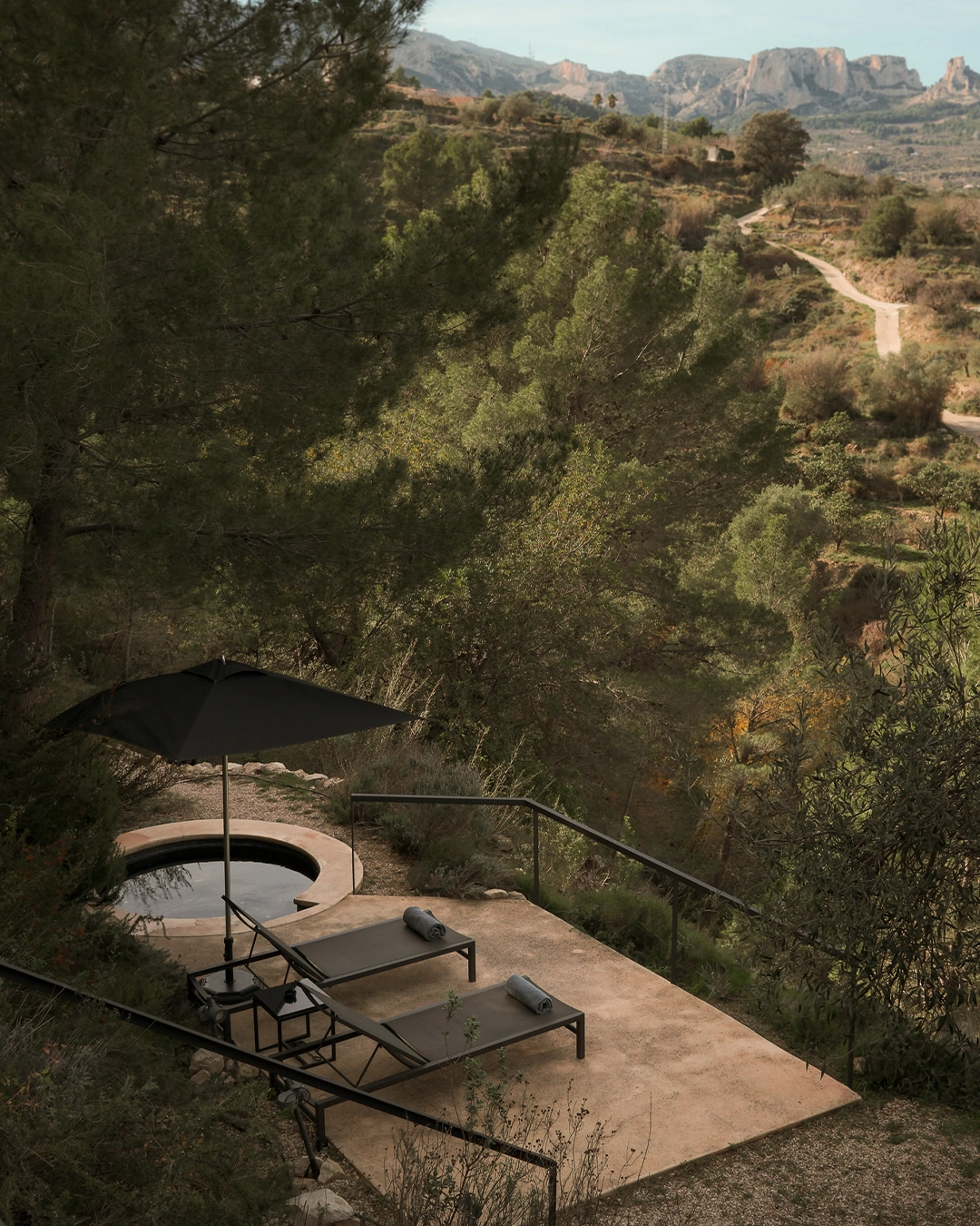 Piscina con vistas a la montaña desde una Suite Premium de hotel boutique en Alicante.