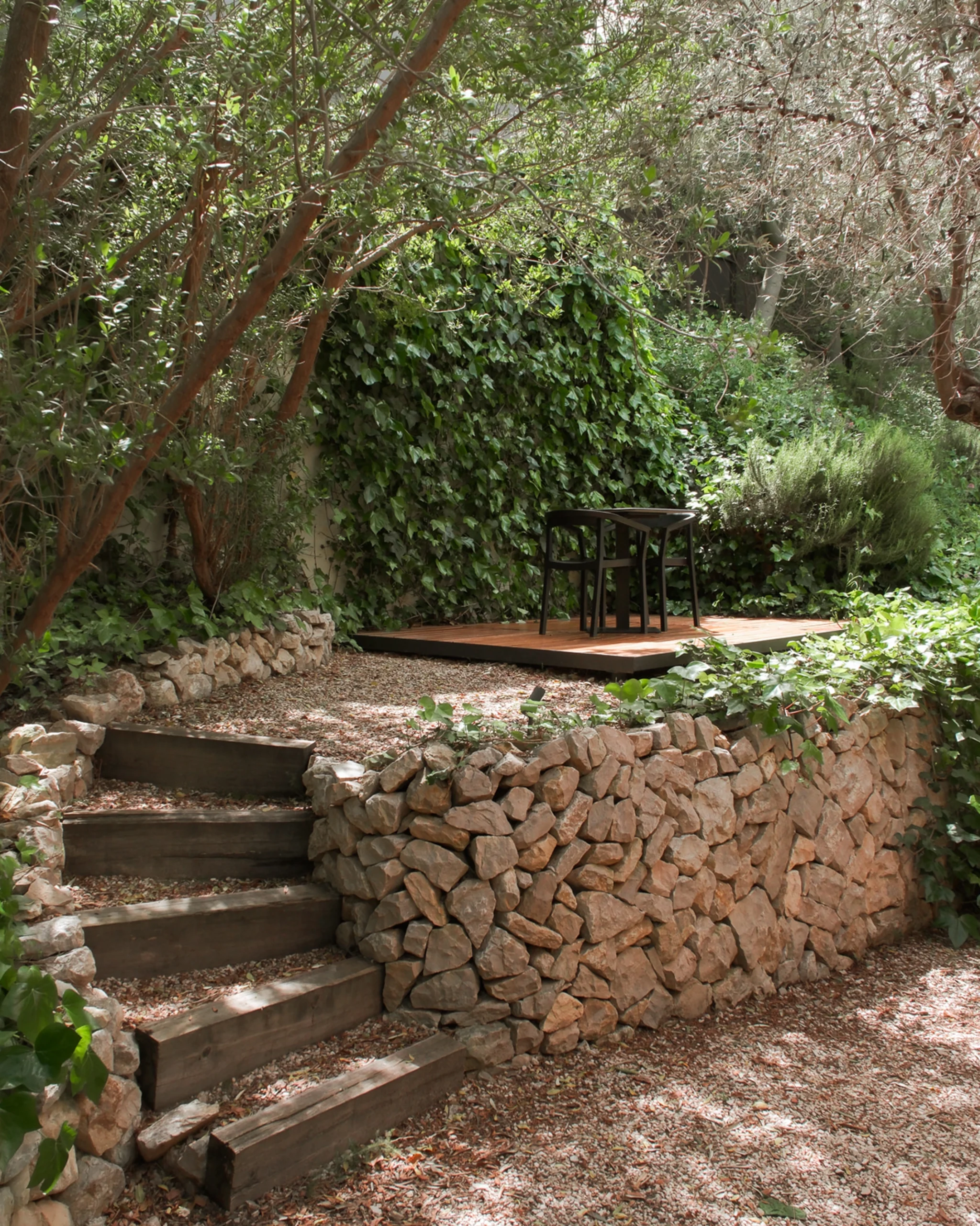 Terraza privada con lounge rodeado de vegetación en suite de lujo