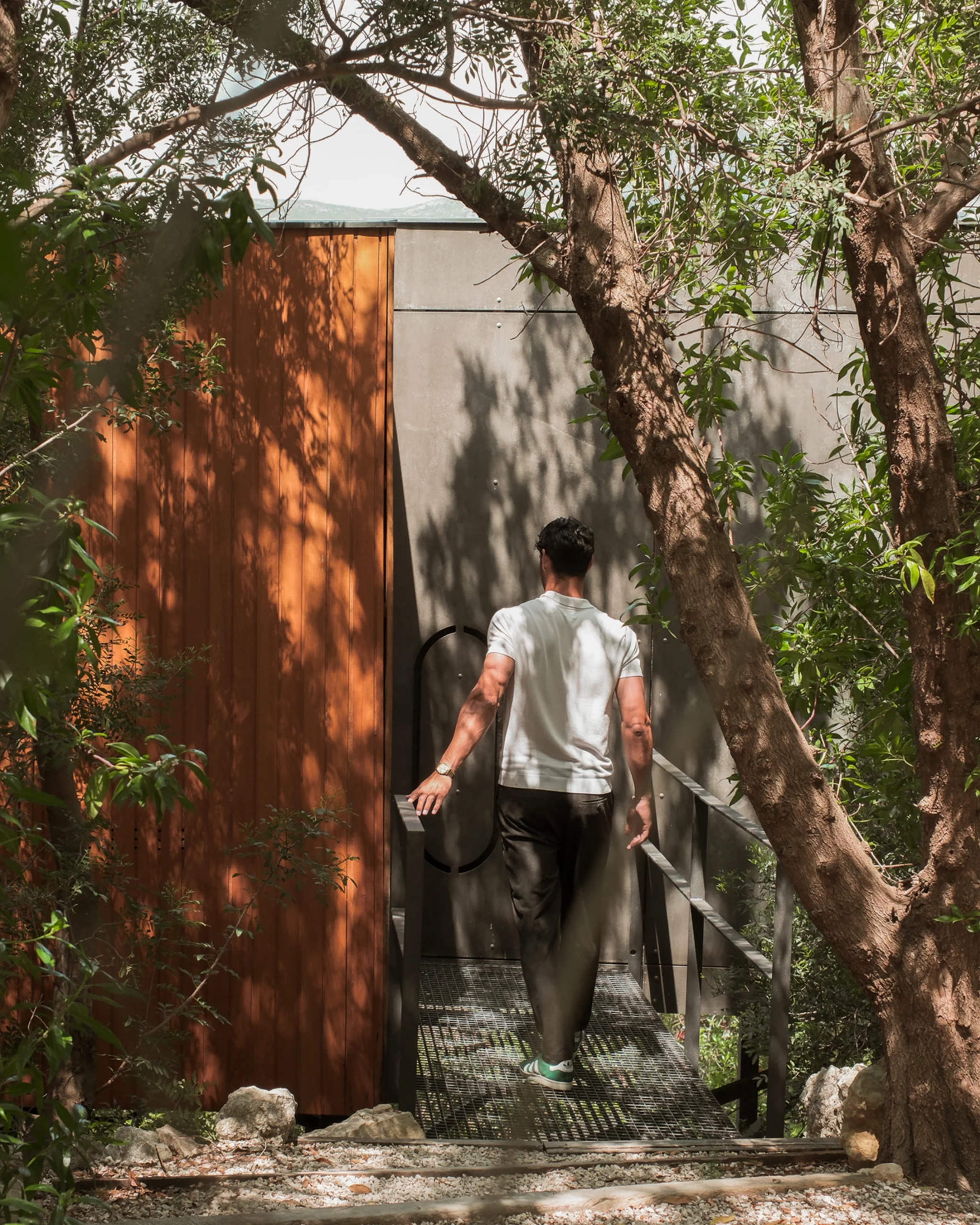 Acceso privado a suite en hotel sostenible rodeado de naturaleza