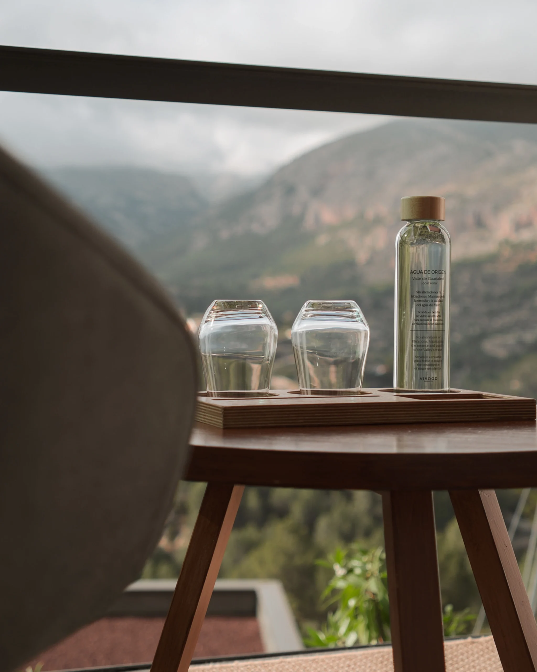 Detalle de bienvenida en suite de hotel boutique con vistas a Guadalest
