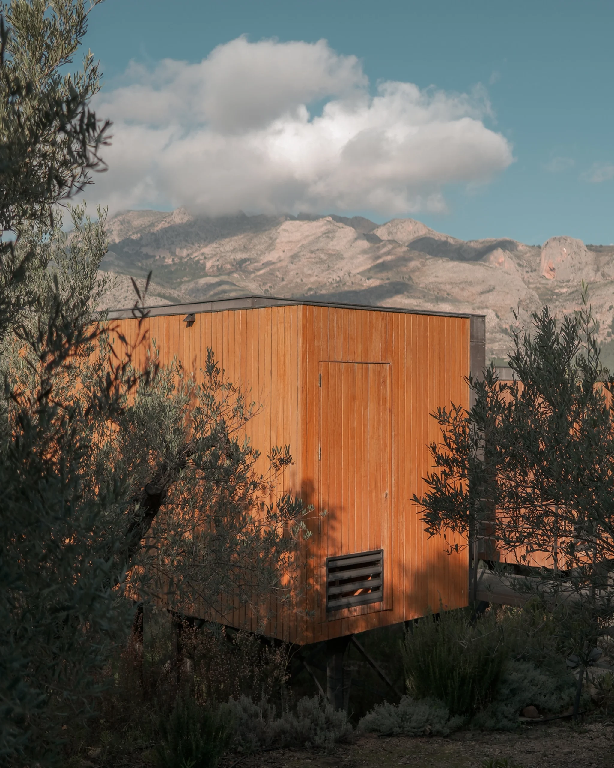 Alojamiento sostenible con fachada de madera en VIVOOD, hotel en la naturaleza