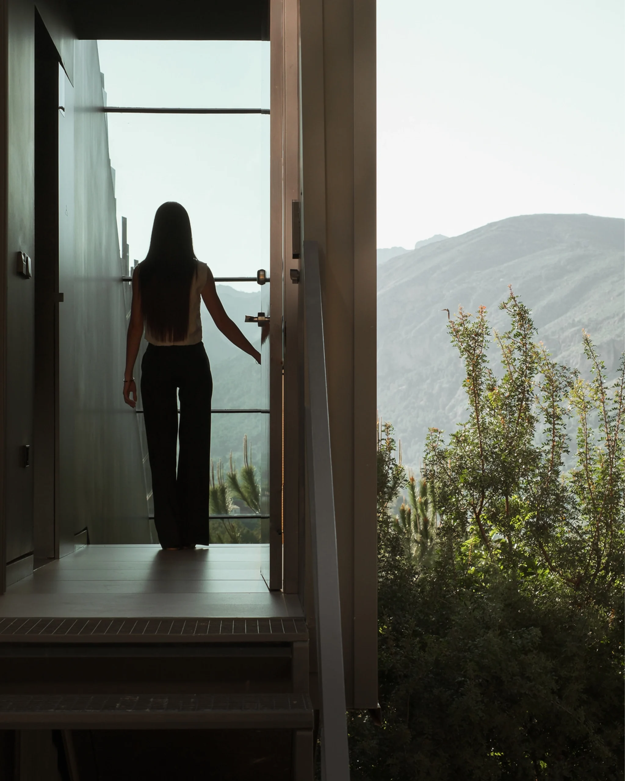 Huésped accediendo a nuestra Villa Premium rodeada de naturaleza en nuestro hotel boutique de lujo en Alicante.