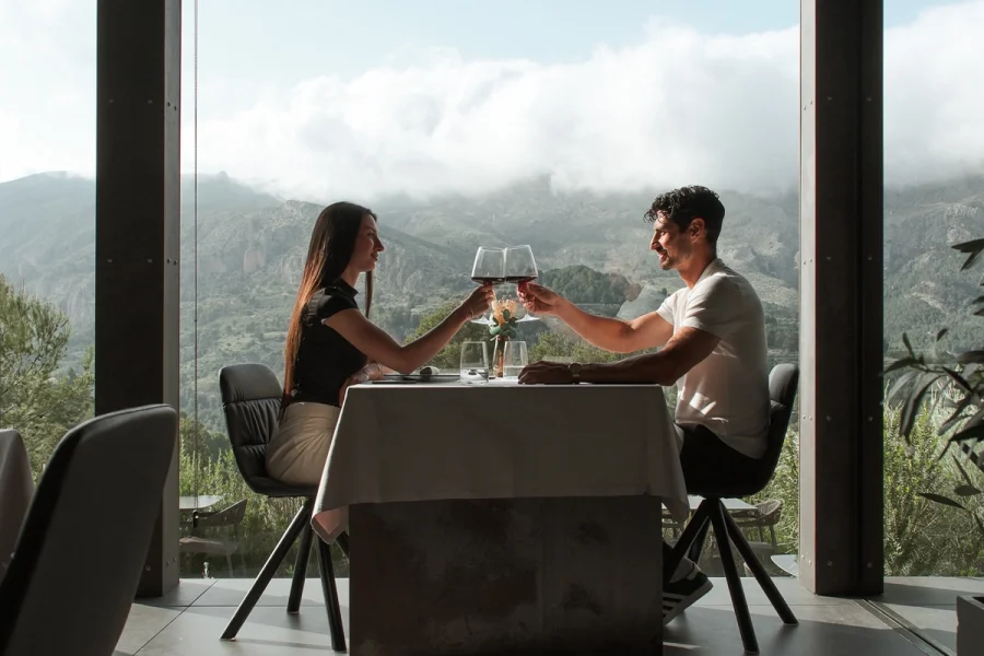 Cena romántica en pareja con vistas a la montaña en VIVOOD, hotel boutique en Alicante