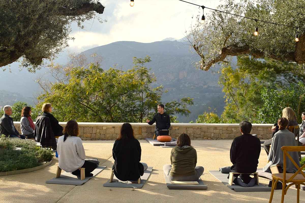 Grupo en retiro empresarial meditando al aire libre en VIVOOD, hotel en la montaña en Alicante