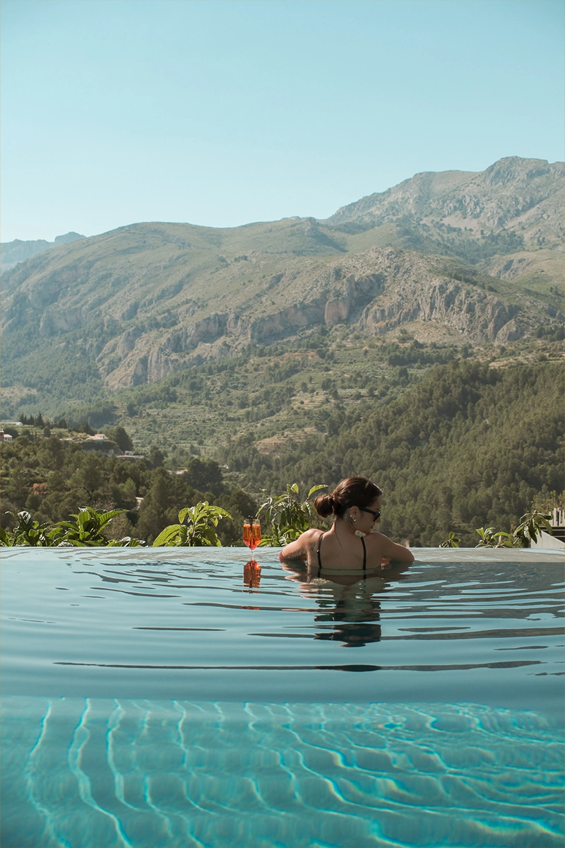 Mujer en piscina infinita con vistas panorámicas en VIVOOD