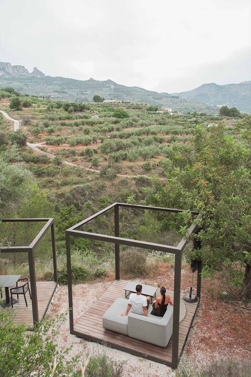 Pareja relajándose en terraza privada en plena naturaleza