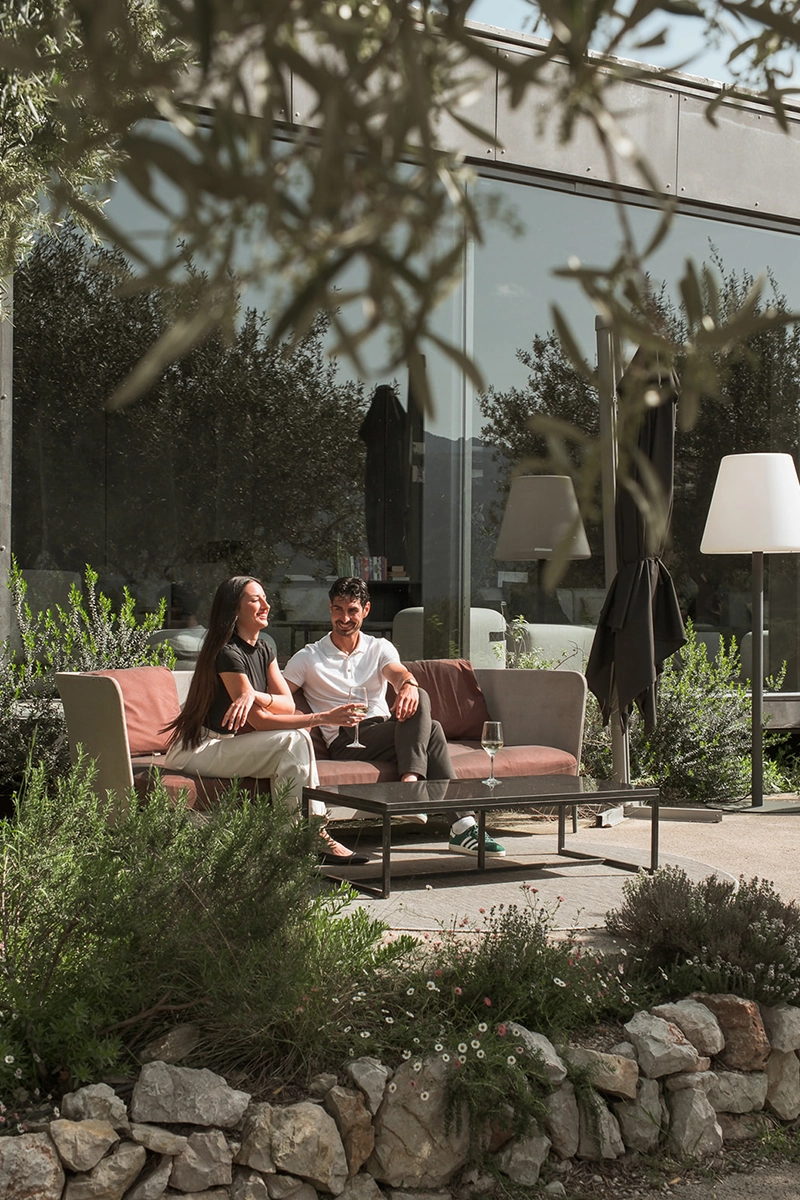 Viaje de novios en Alicante con brindis en la terraza de VIVOOD Landscape Hotel