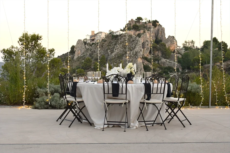 Mesa elegante decorada para celebraciones privadas en VIVOOD Landscape Hotel con vistas al castillo de Guadalest