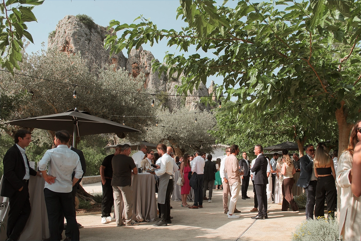 Invitados disfrutando del cóctel al aire libre en el 10º aniversario de VIVOOD Landscape Hotels