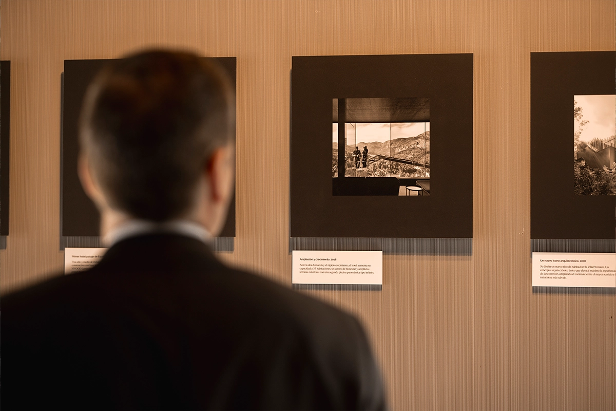 Invitado observando la exposición fotográfica en el décimo aniversario de VIVOOD