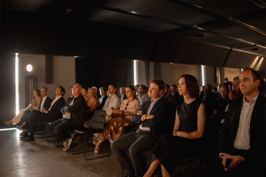 Asistentes escuchando las ponencias del décimo aniversario en VIVOOD Landscape Hotels